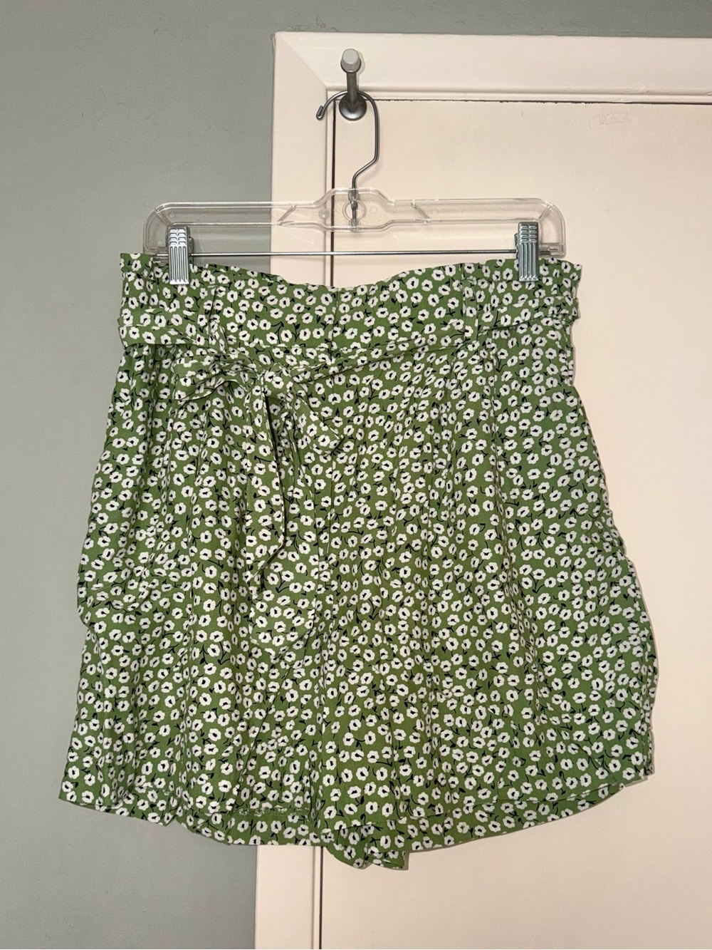 NWT. H&M High Waisted Green Floral Shorts with Tie Belt